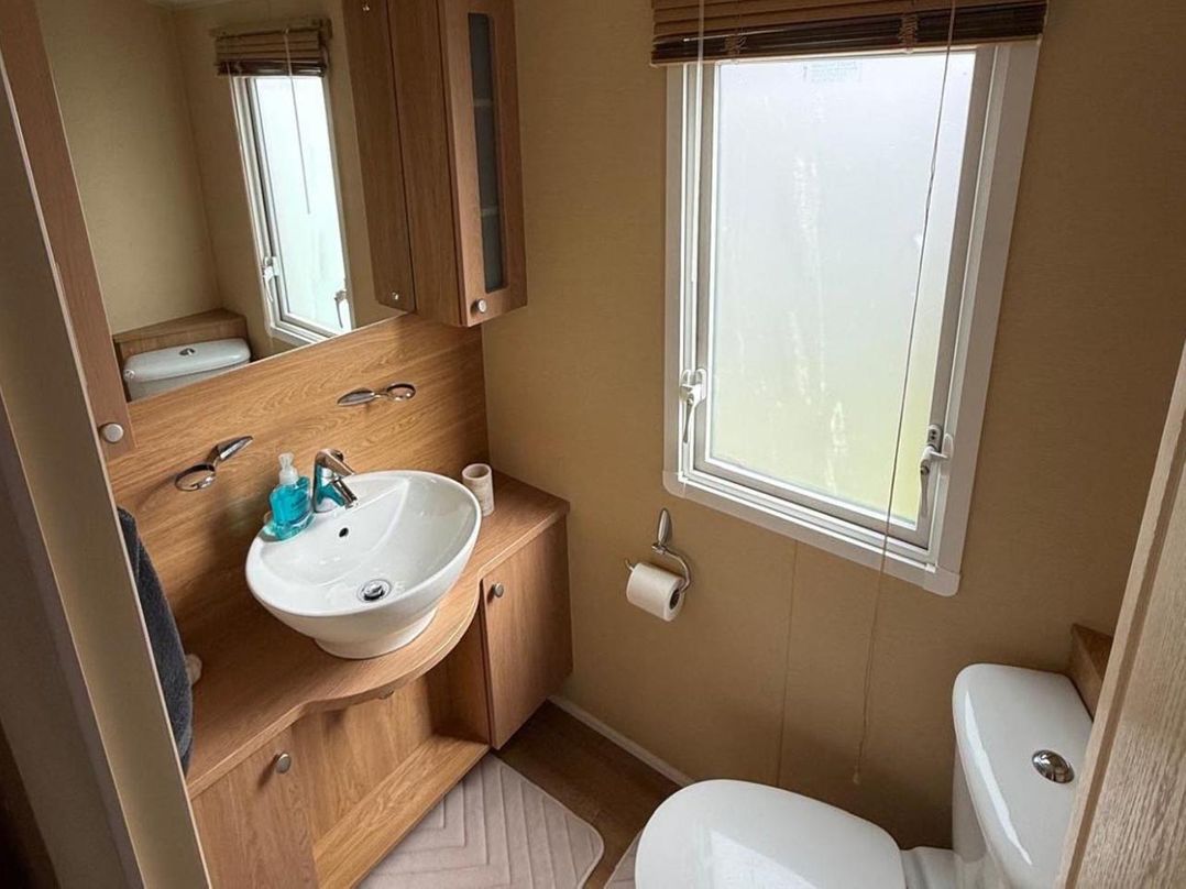 2-Bed Caravan, Sleeps 6 w/ Parking, No Pass Needed