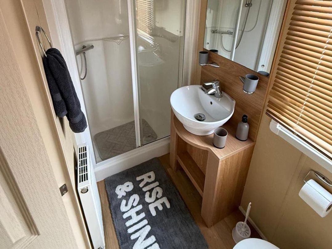 2-Bed Caravan, Sleeps 6 w/ Parking, No Pass Needed