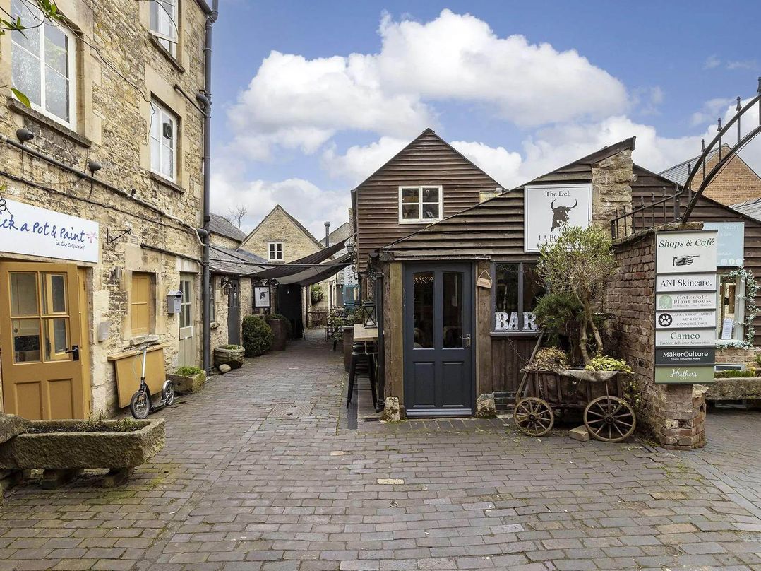 Licatas Apartment Cirencester Cotswolds Sleeps 6