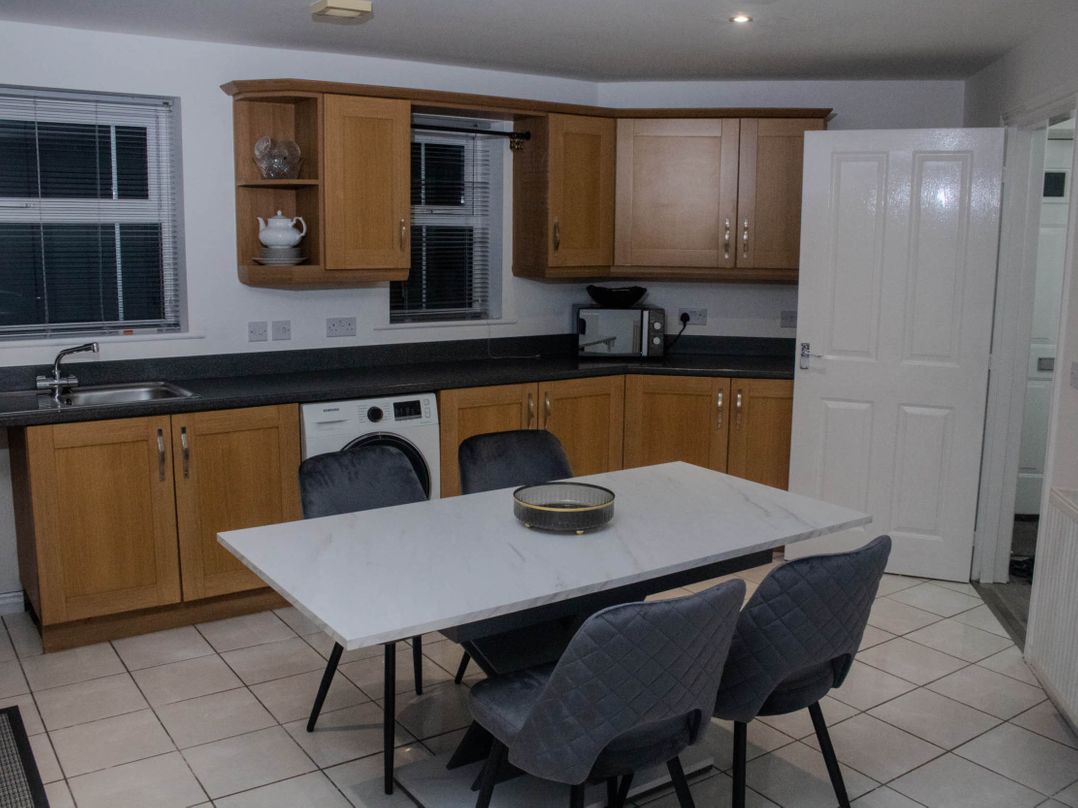 House Sleeps 5 with Garden and Parking