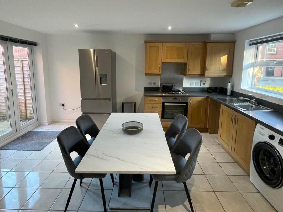 House Sleeps 5 with Garden and Parking