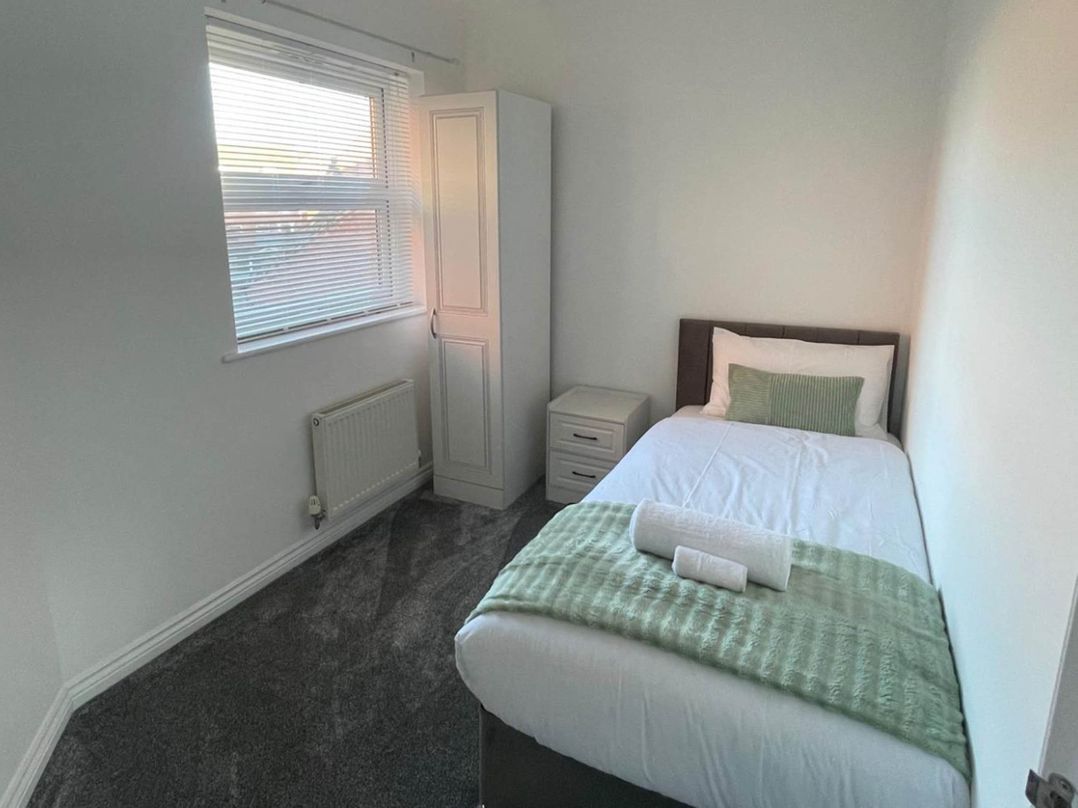 House Sleeps 5 with Garden and Parking