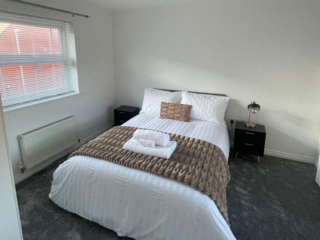 House Sleeps 5 with Garden and Parking