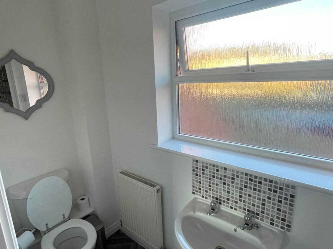 House Sleeps 5 with Garden and Parking