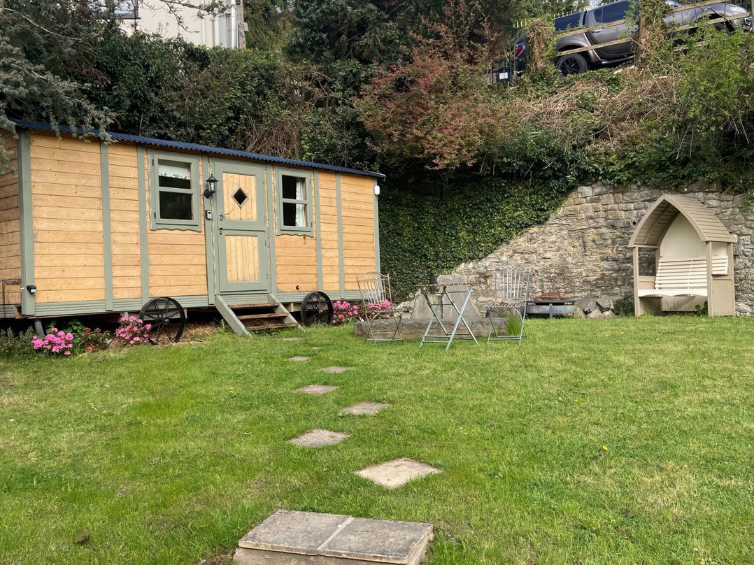 Cozy Cabin Retreat in Newtown