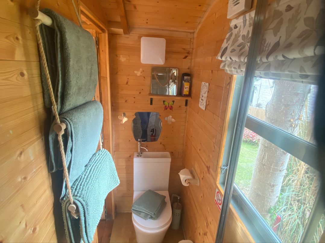 Cozy Cabin Retreat in Newtown