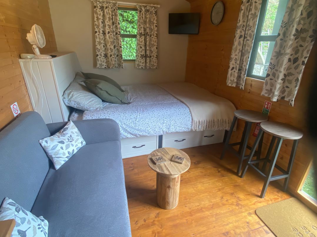 Cozy Cabin Retreat in Newtown