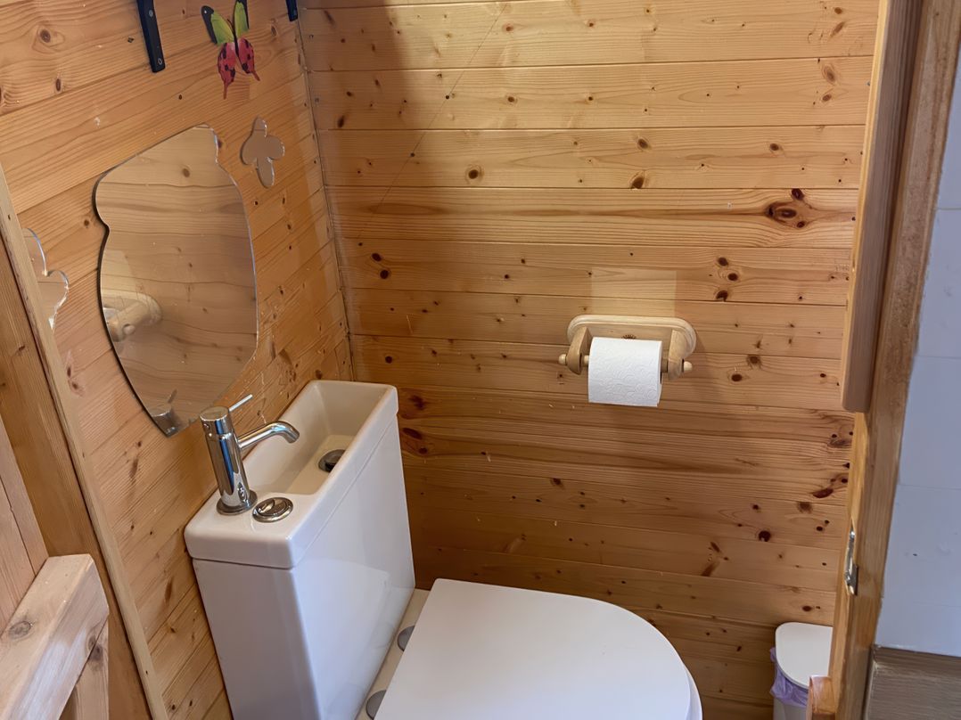 Cozy Cabin Retreat in Newtown