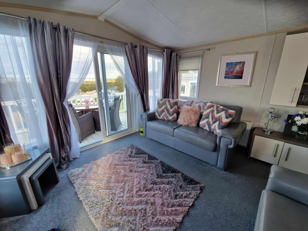 Caravan Sleeps 6 with Sea Views and Parking