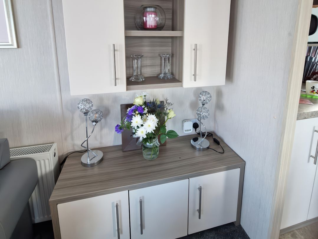 Caravan Sleeps 6 with Sea Views and Parking