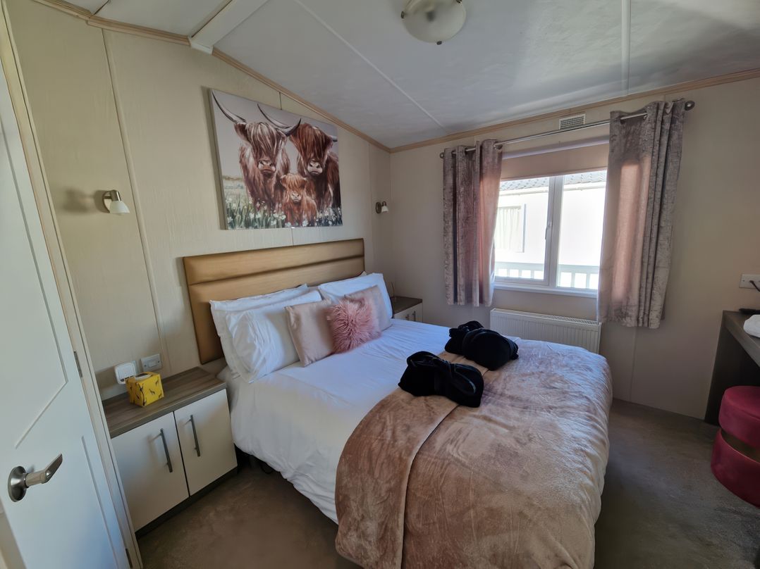 Caravan Sleeps 6 with Sea Views and Parking