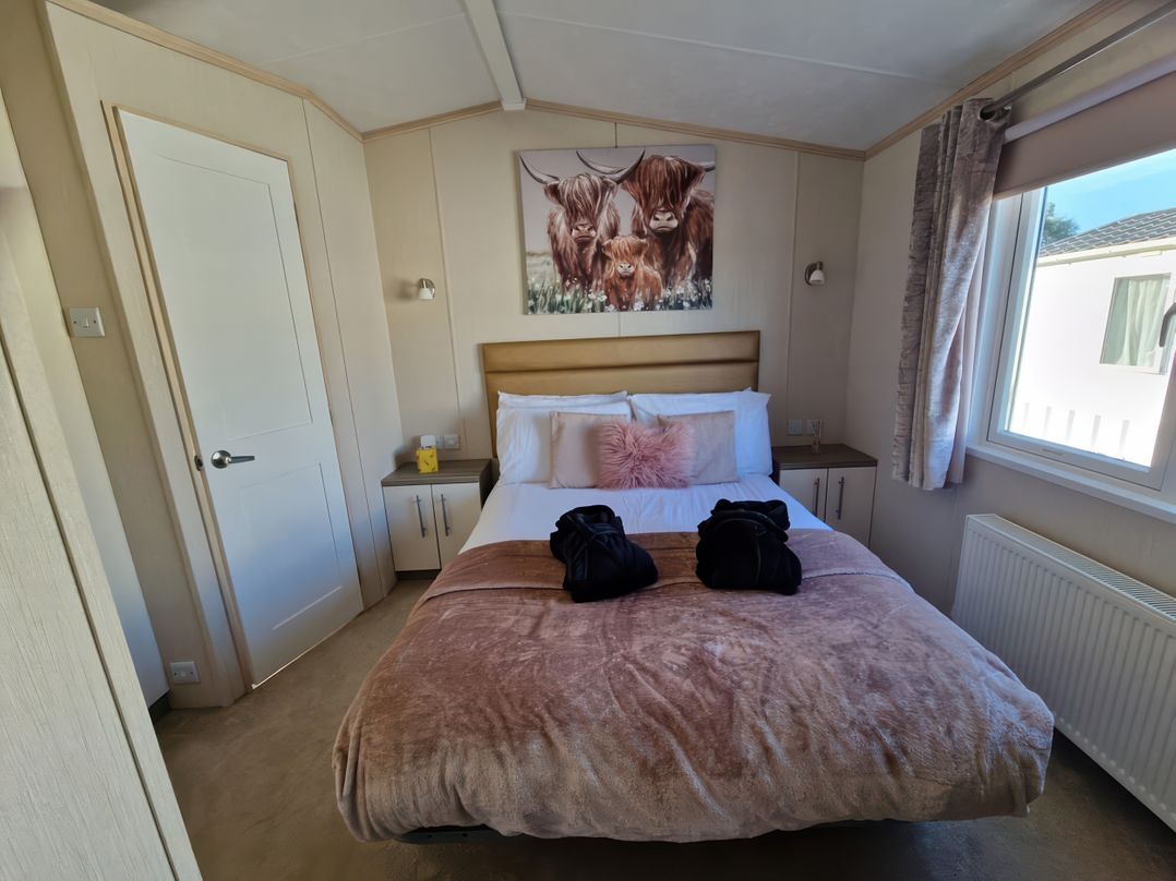 Caravan Sleeps 6 with Sea Views and Parking