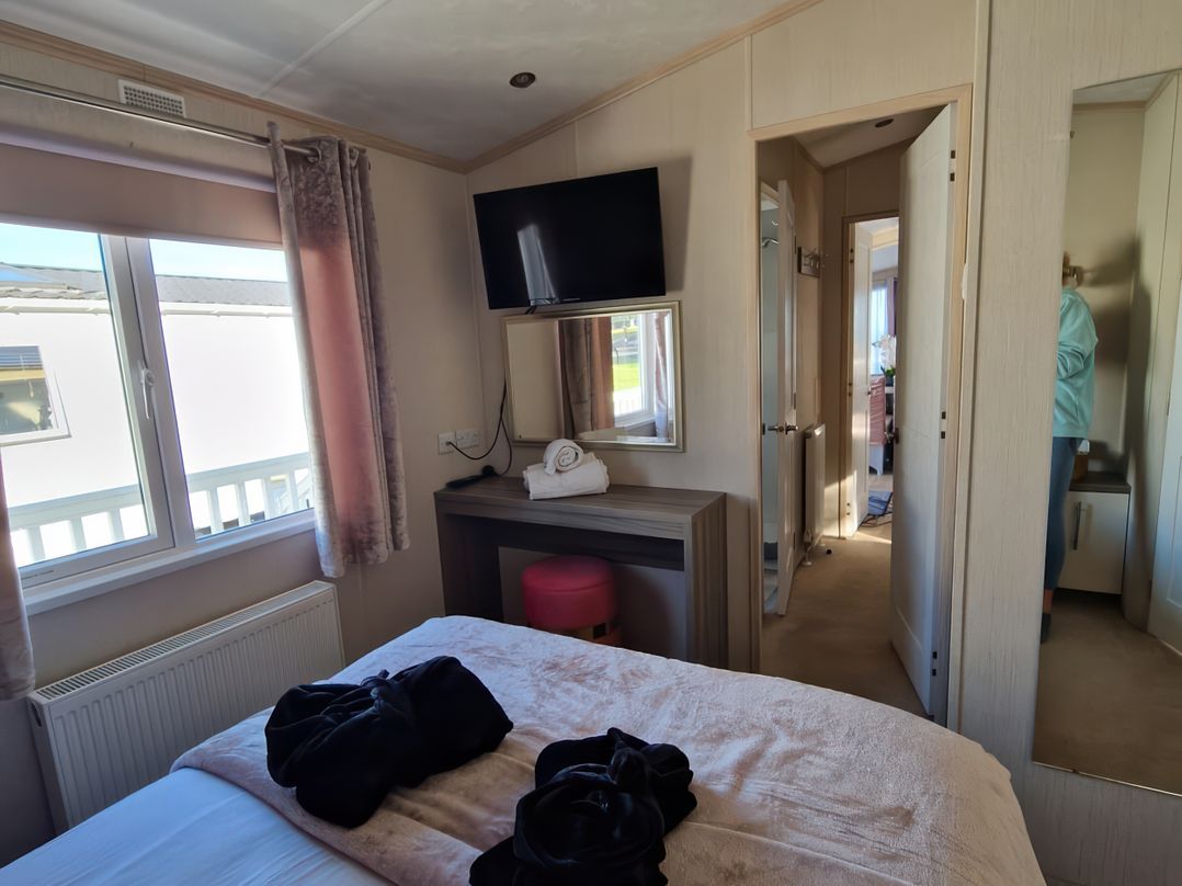 Caravan Sleeps 6 with Sea Views and Parking