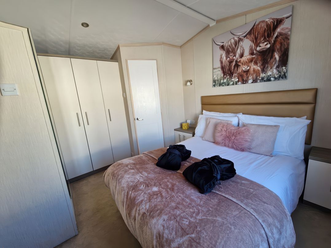 Caravan Sleeps 6 with Sea Views and Parking