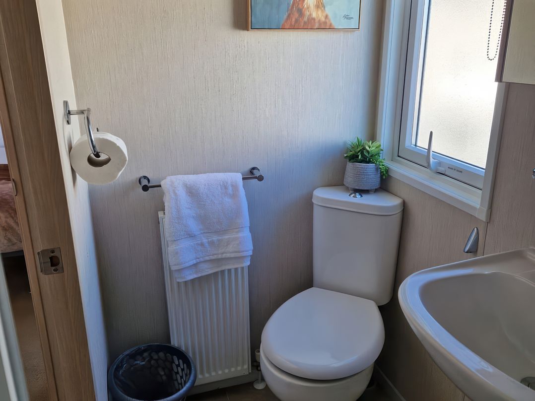Caravan Sleeps 6 with Sea Views and Parking