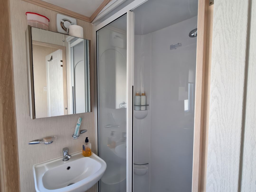 Caravan Sleeps 6 with Sea Views and Parking