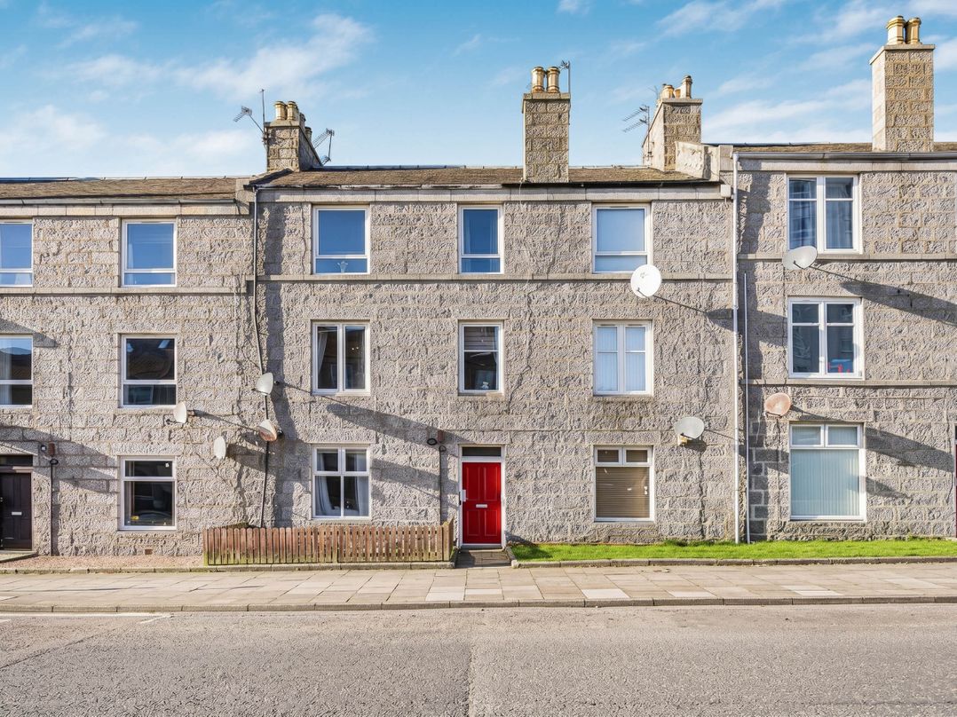 Central Aberdeen flat Holburn St workspace parking