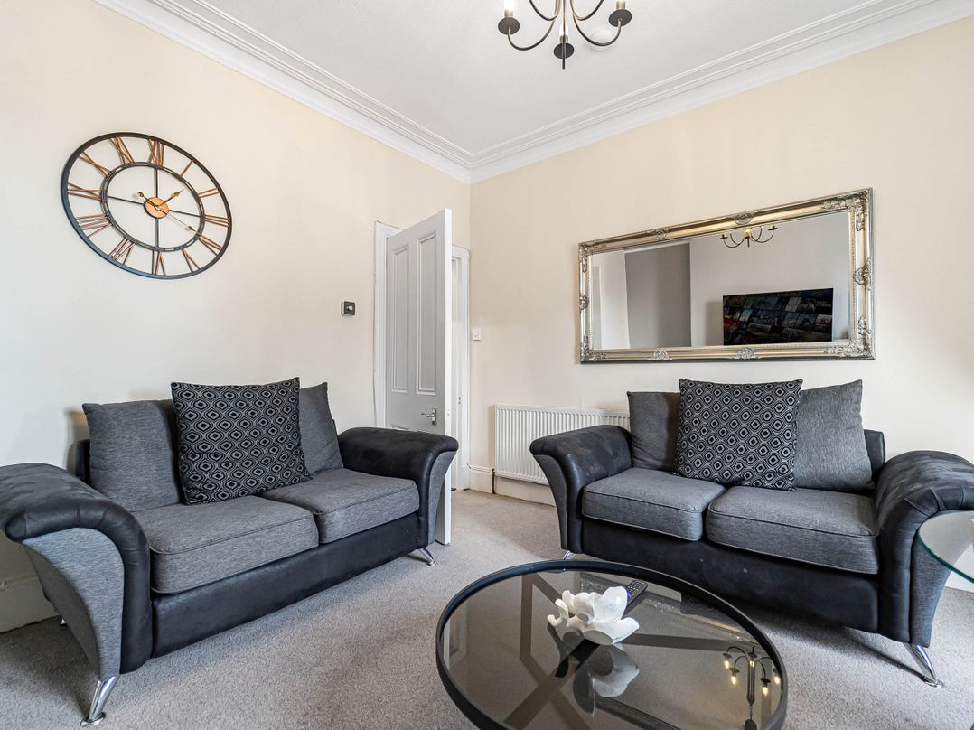 Central Aberdeen flat Holburn St workspace parking