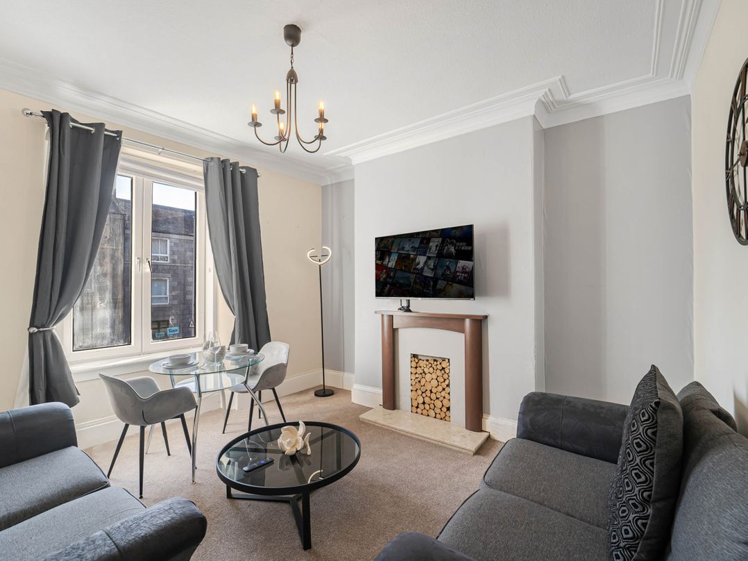 Central Aberdeen flat Holburn St workspace parking
