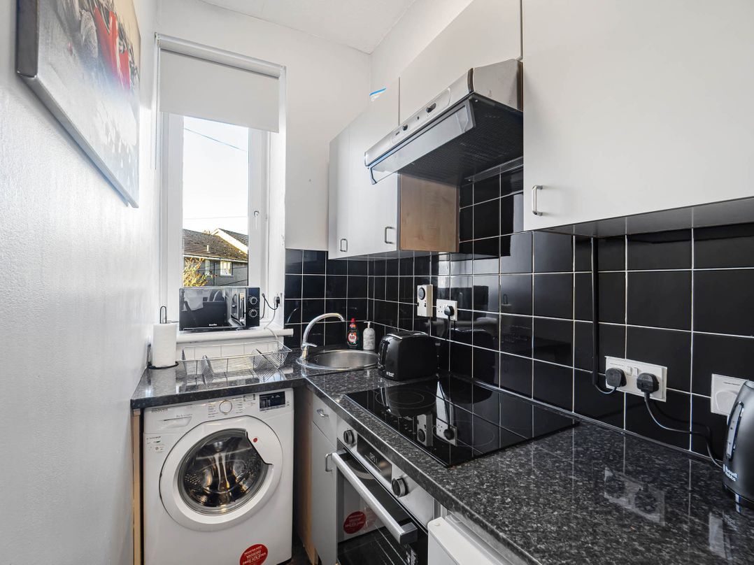 Central Aberdeen flat Holburn St workspace parking
