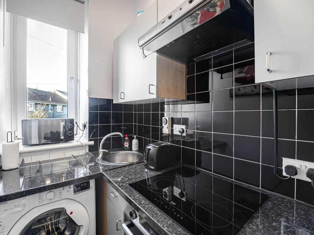 Central Aberdeen flat Holburn St workspace parking