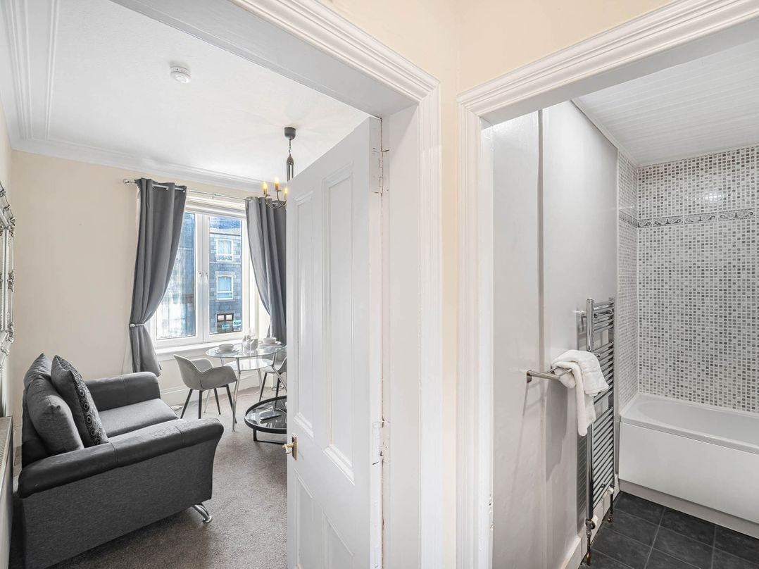 Central Aberdeen flat Holburn St workspace parking