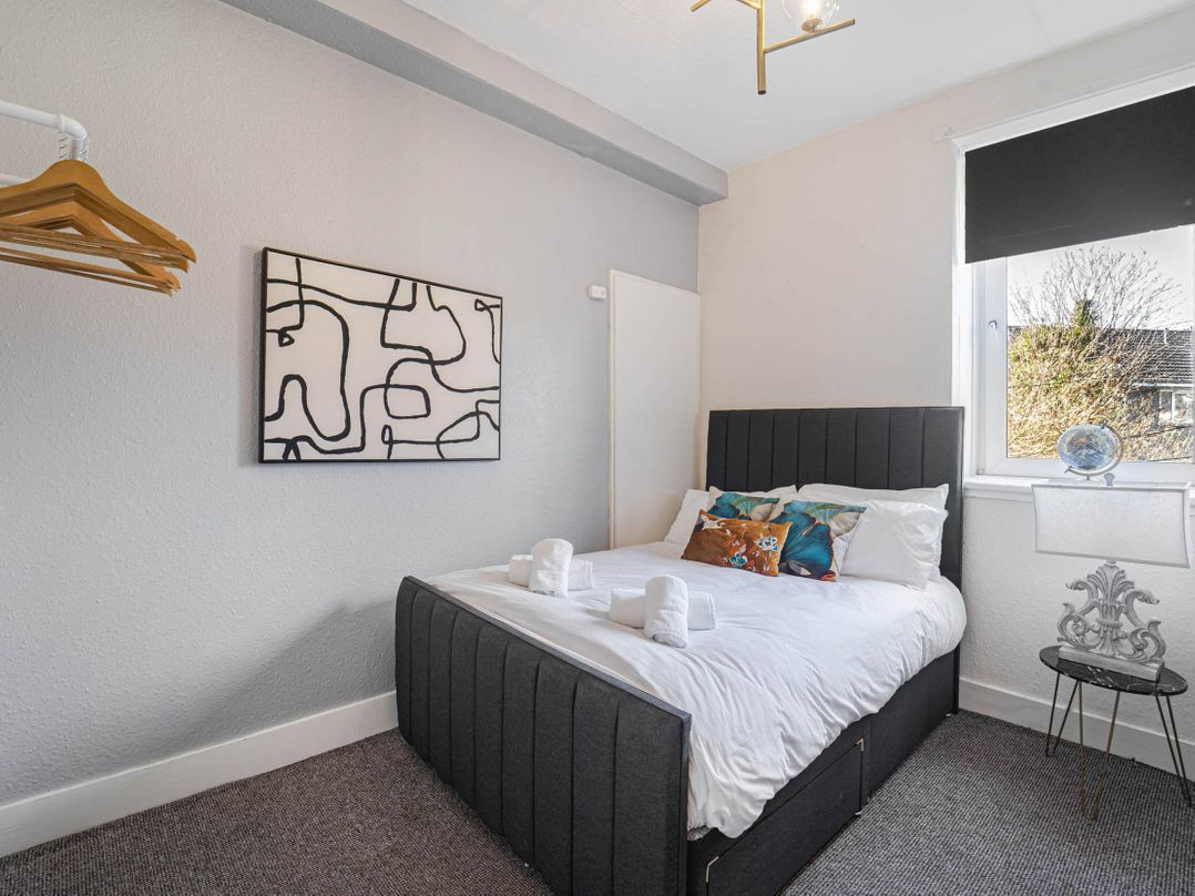 Central Aberdeen flat Holburn St workspace parking