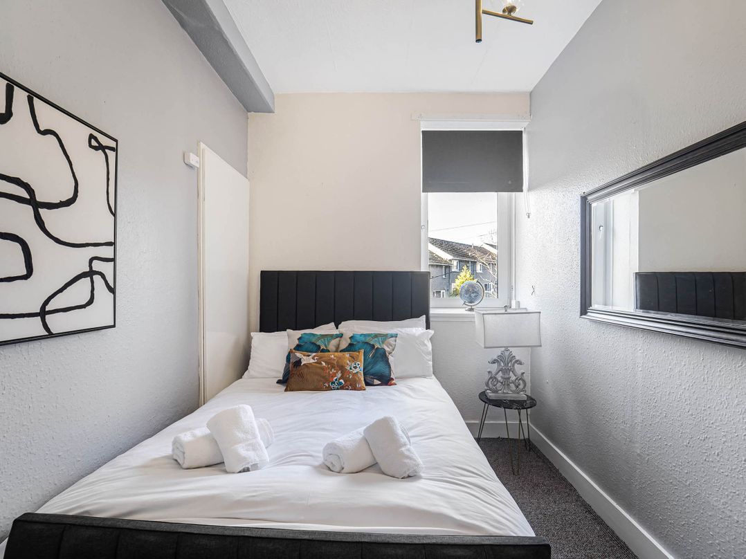 Central Aberdeen flat Holburn St workspace parking