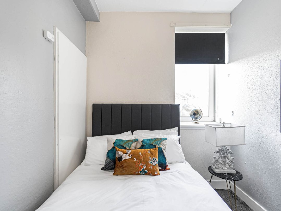 Central Aberdeen flat Holburn St workspace parking
