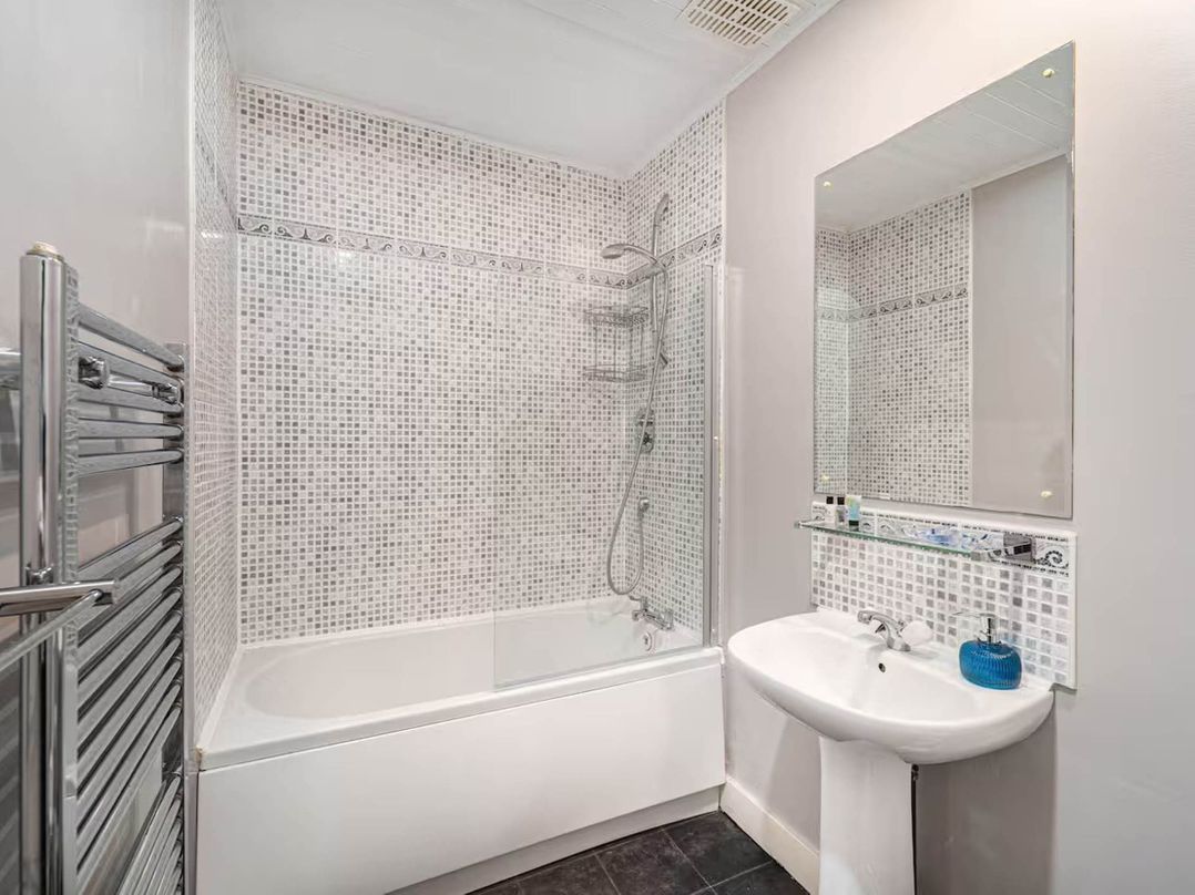 Central Aberdeen flat Holburn St workspace parking