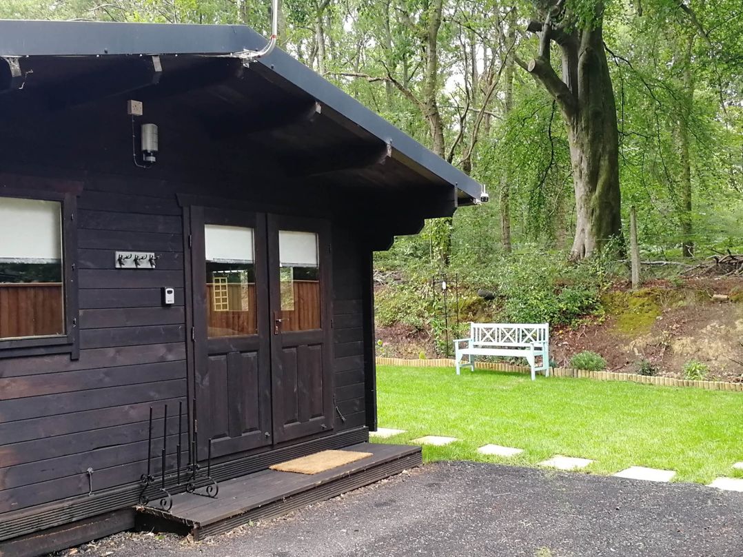 Forest Cabin Retreat-Sleeps 2-Garden, Wifi, Trails