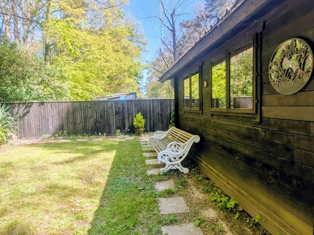 Forest Cabin Retreat-Sleeps 2-Garden, Wifi, Trails
