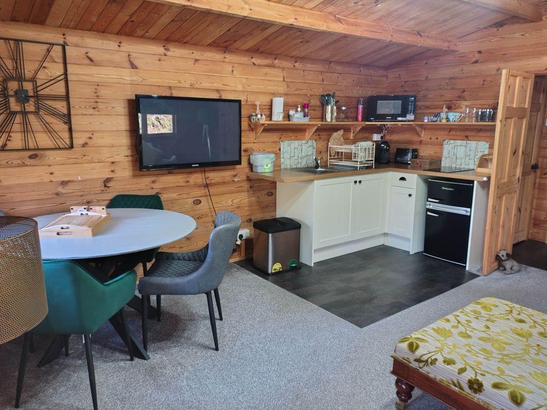 Forest Cabin Retreat-Sleeps 2-Garden, Wifi, Trails