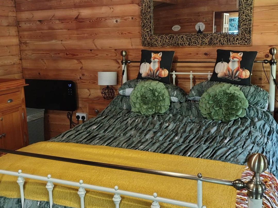 Forest Cabin Retreat-Sleeps 2-Garden, Wifi, Trails