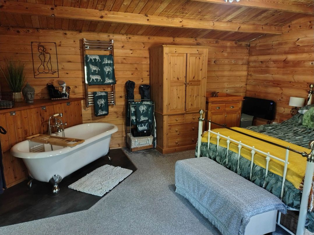 Forest Cabin Retreat-Sleeps 2-Garden, Wifi, Trails
