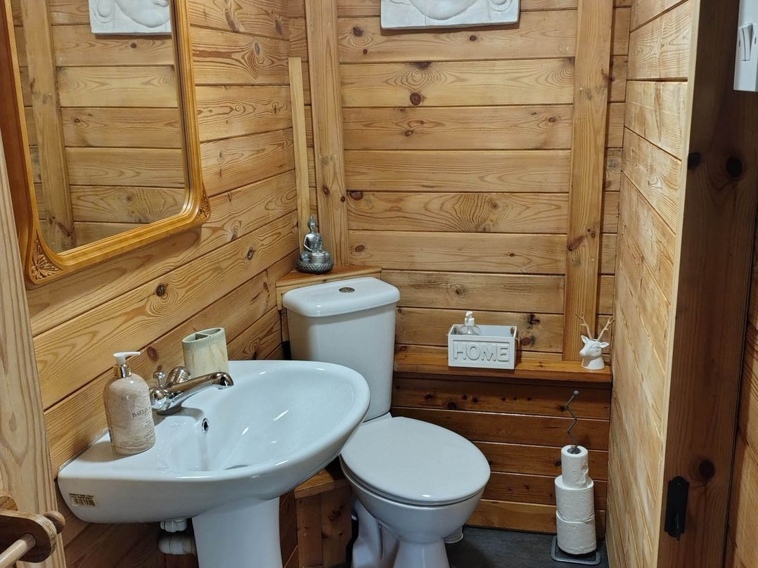 Forest Cabin Retreat-Sleeps 2-Garden, Wifi, Trails