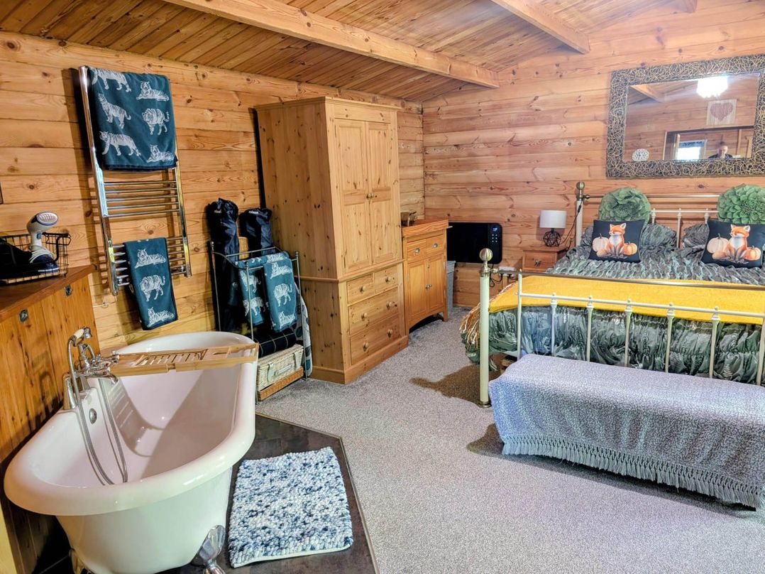 Forest Cabin Retreat-Sleeps 2-Garden, Wifi, Trails