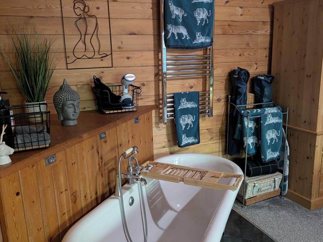 Forest Cabin Retreat-Sleeps 2-Garden, Wifi, Trails
