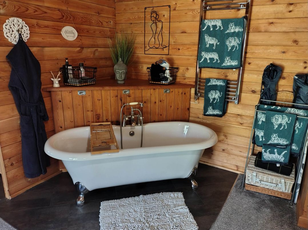 Forest Cabin Retreat-Sleeps 2-Garden, Wifi, Trails
