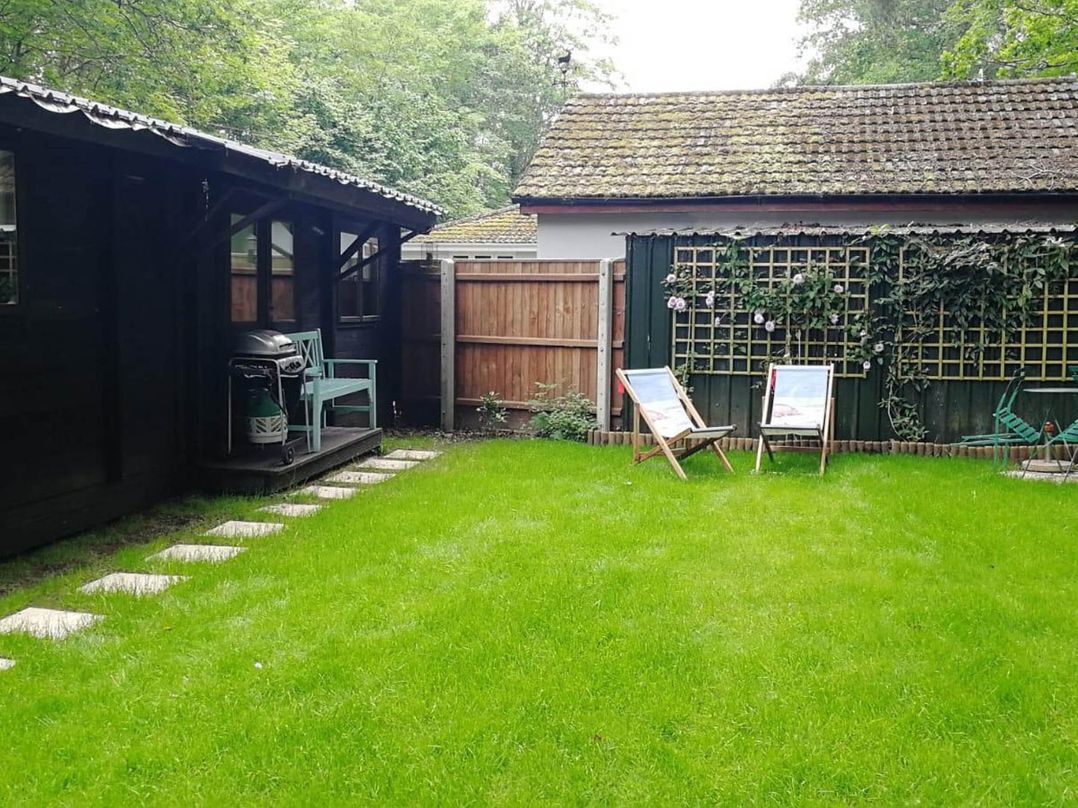Forest Cabin Retreat-Sleeps 2-Garden, Wifi, Trails