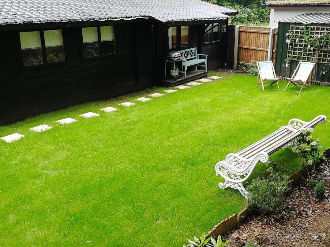 Forest Cabin Retreat-Sleeps 2-Garden, Wifi, Trails