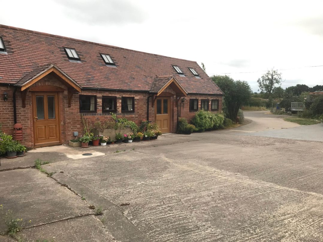 Cottage in Nuneaton - Sleeps 2 - Parking - Garden