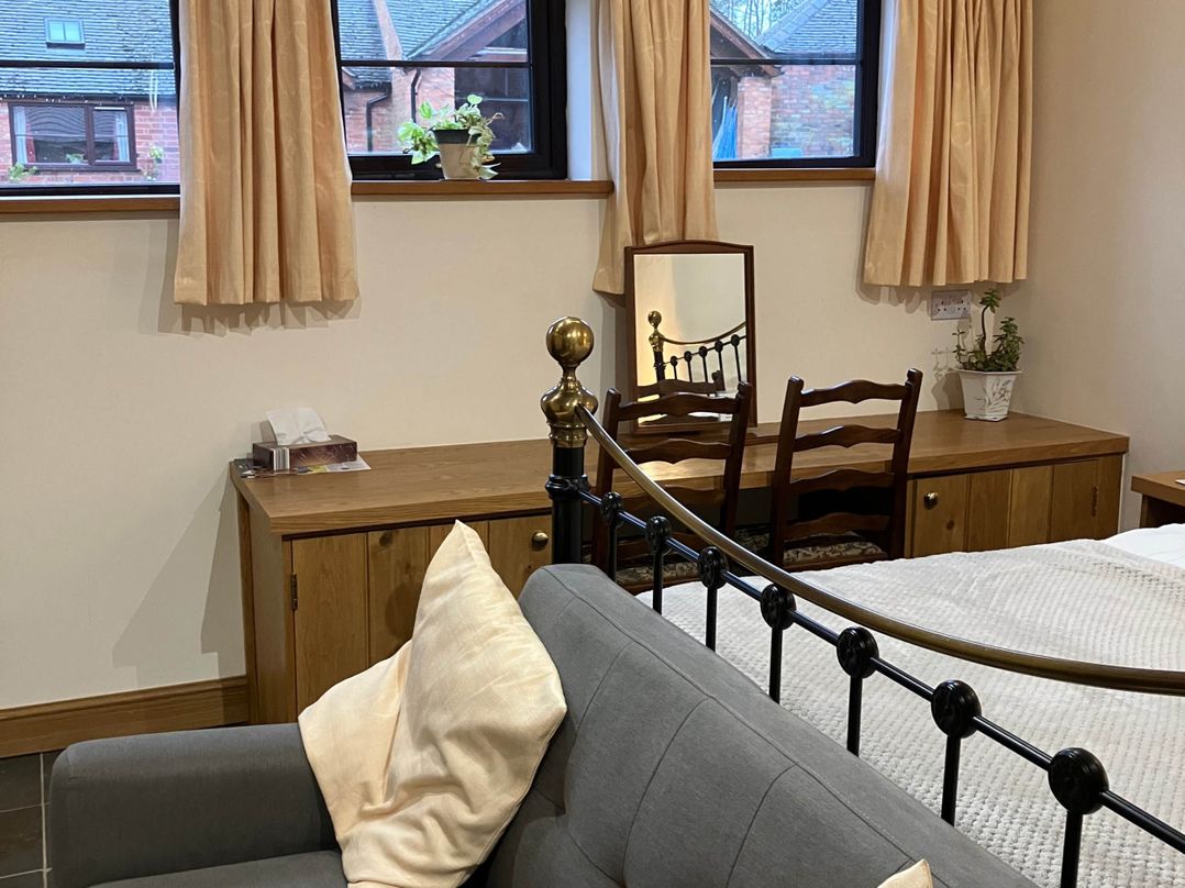 Cottage in Nuneaton - Sleeps 2 - Parking - Garden