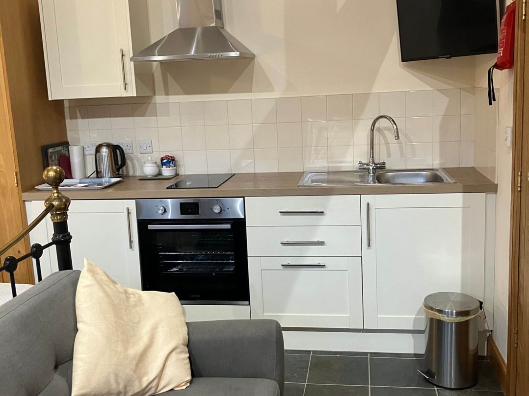 Cottage in Nuneaton - Sleeps 2 - Parking - Garden