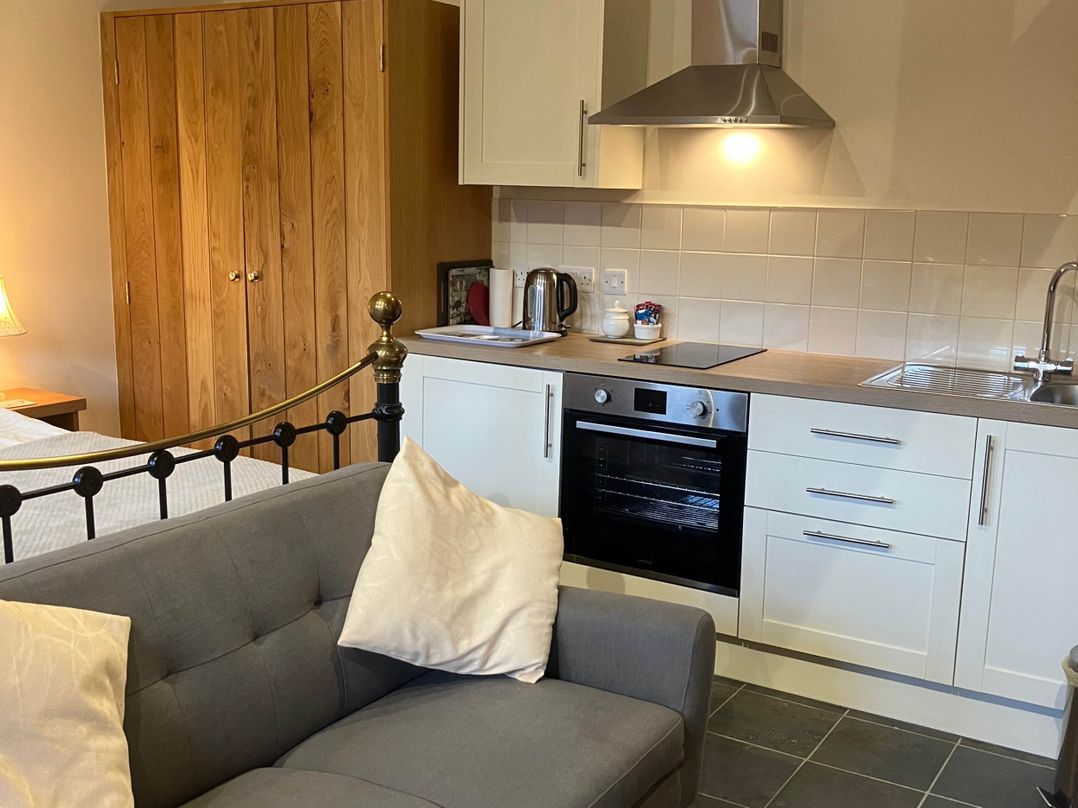 Cottage in Nuneaton - Sleeps 2 - Parking - Garden