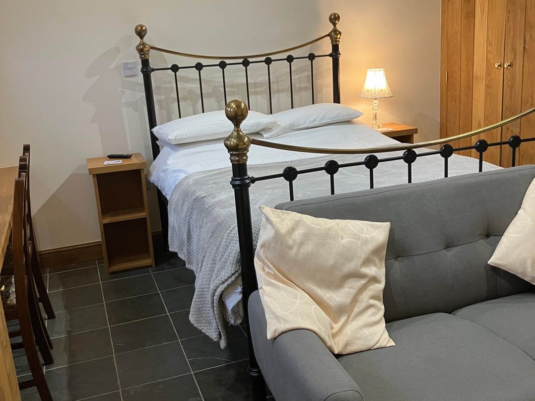 Cottage in Nuneaton - Sleeps 2 - Parking - Garden