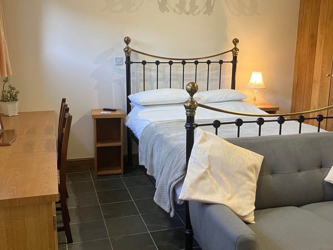 Cottage in Nuneaton - Sleeps 2 - Parking - Garden