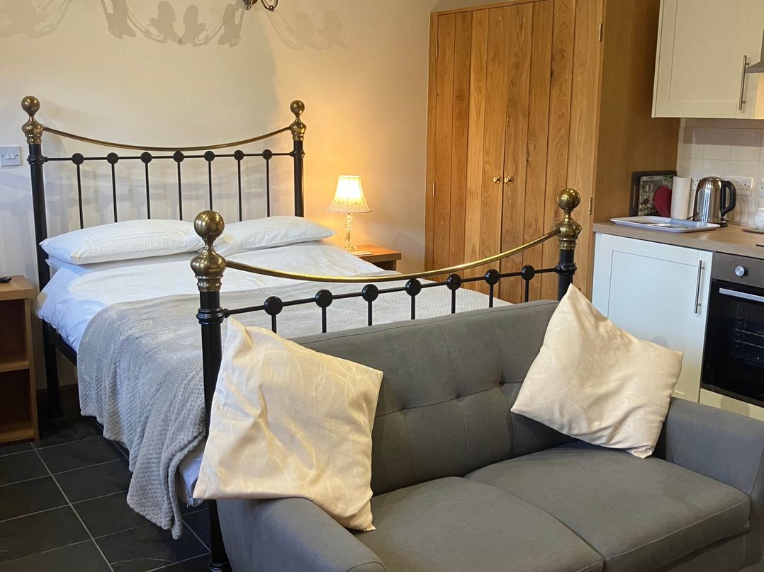 Cottage in Nuneaton - Sleeps 2 - Parking - Garden