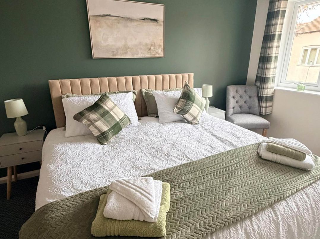 Meriden Apartment - Sleeps 7 - Near Nec, Parking