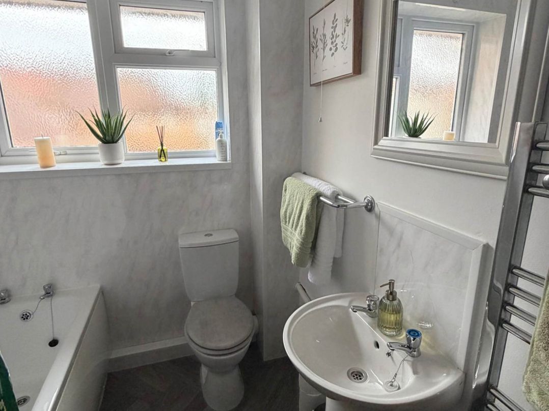 Meriden Apartment - Sleeps 7 - Near Nec, Parking